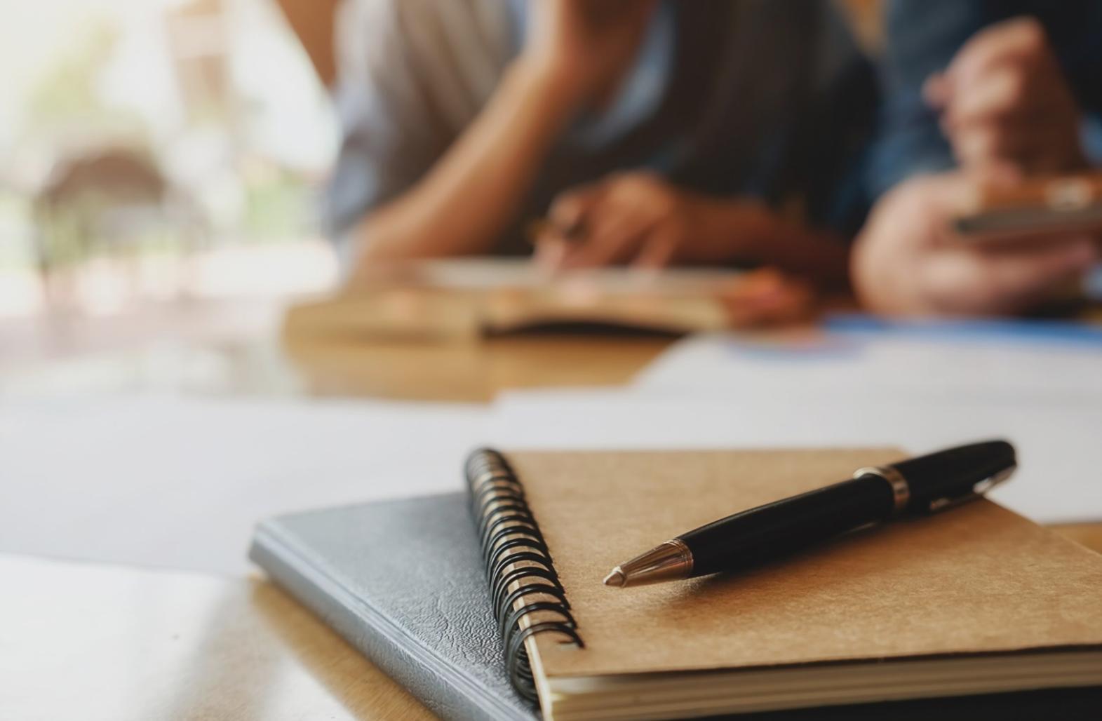 Emprendedores trabajando en estrategias de financiación